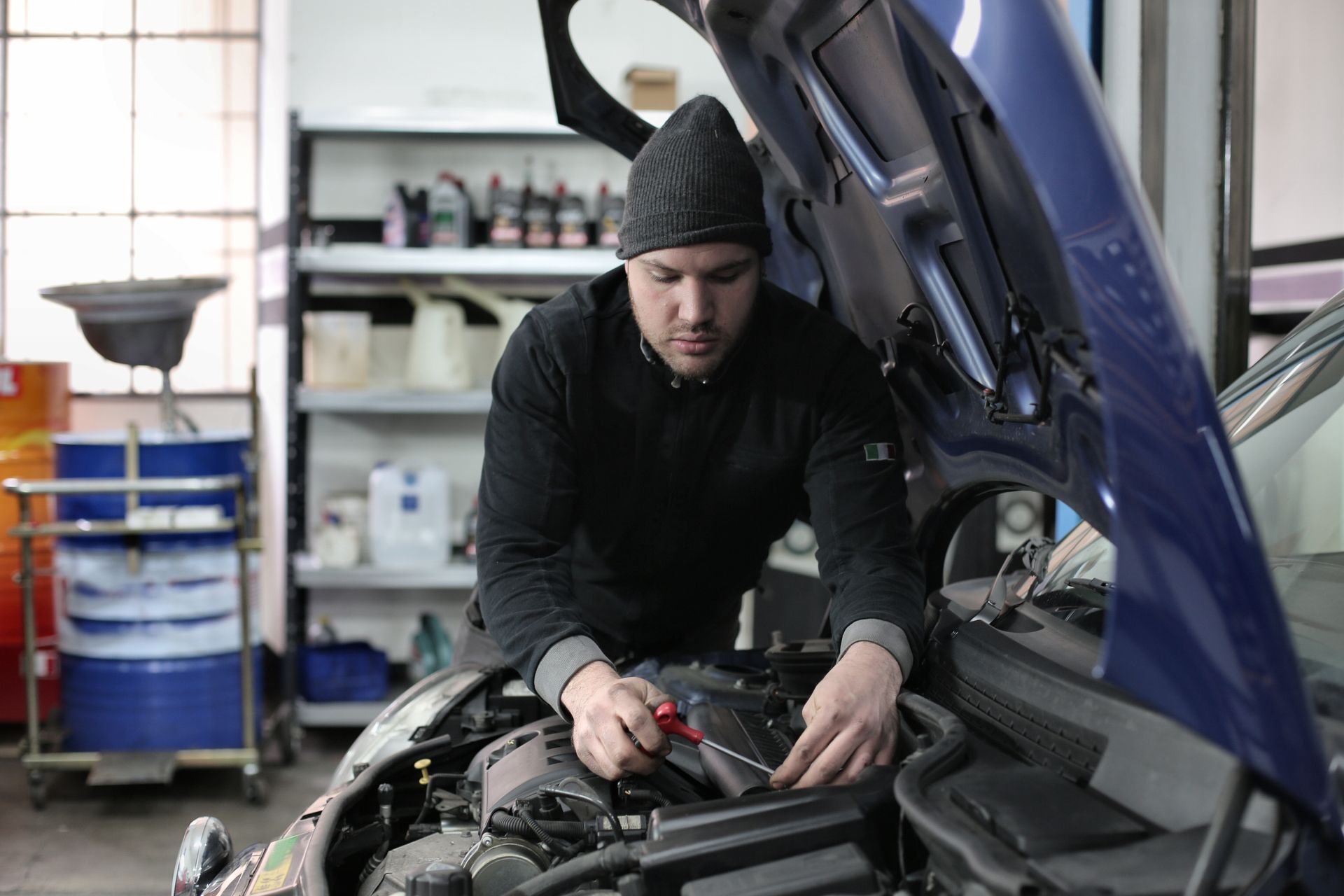 Werkzeug und Auto in der Kfz-Werkstatt