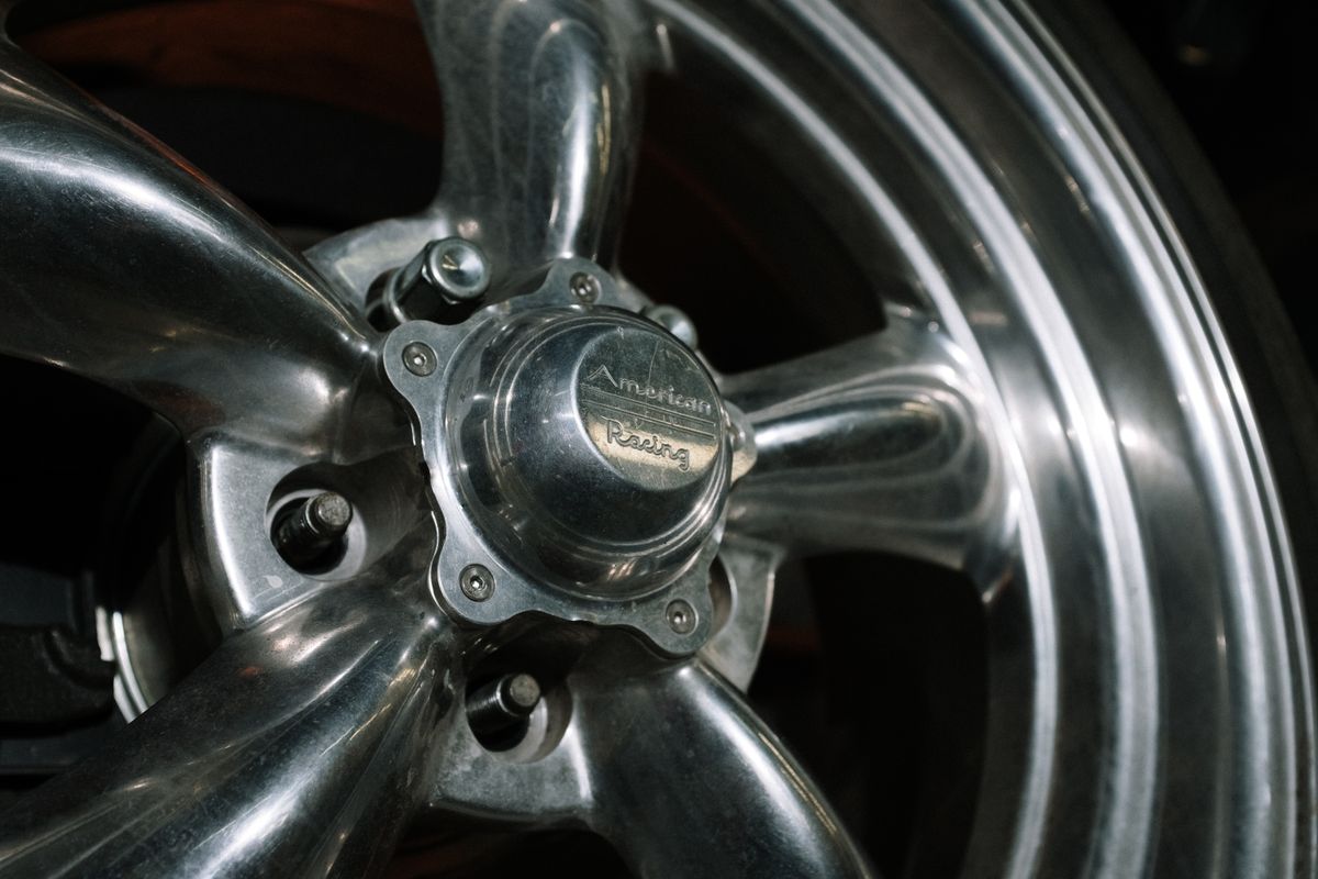 Auto auf der Hebebühne in der Kfz-Werkstatt
