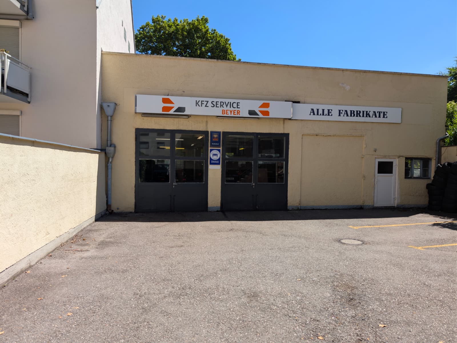 Kfz Service Beyer Werkstatt-Tore mit ALLE FABRIKATE - Innenhof Waisenhausstraße 44